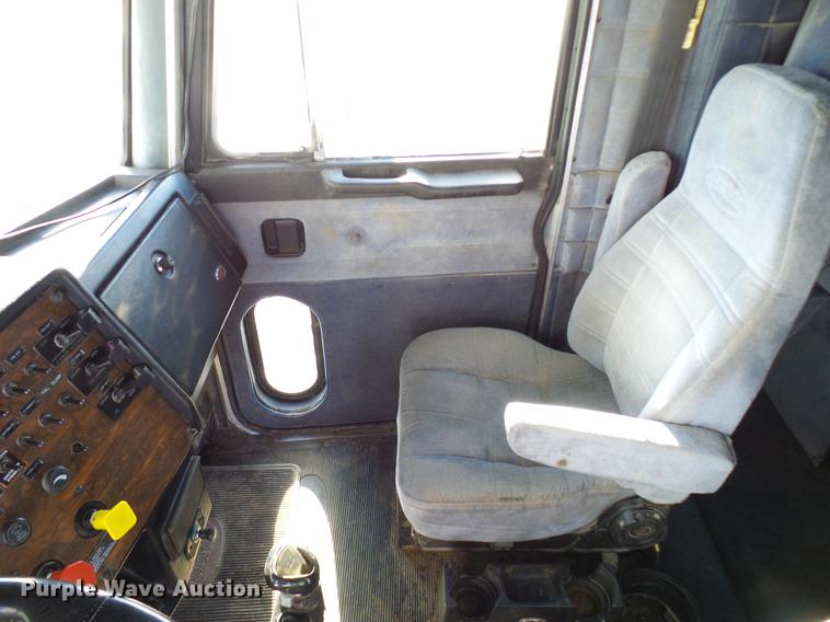 image for item DD5980 1998 Peterbilt 377 semi truck