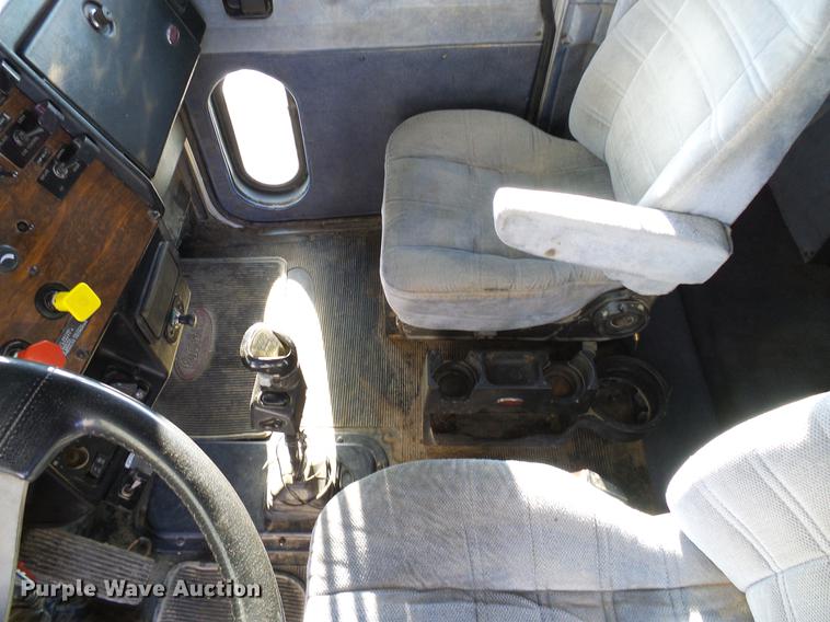 image for item DD5980 1998 Peterbilt 377 semi truck