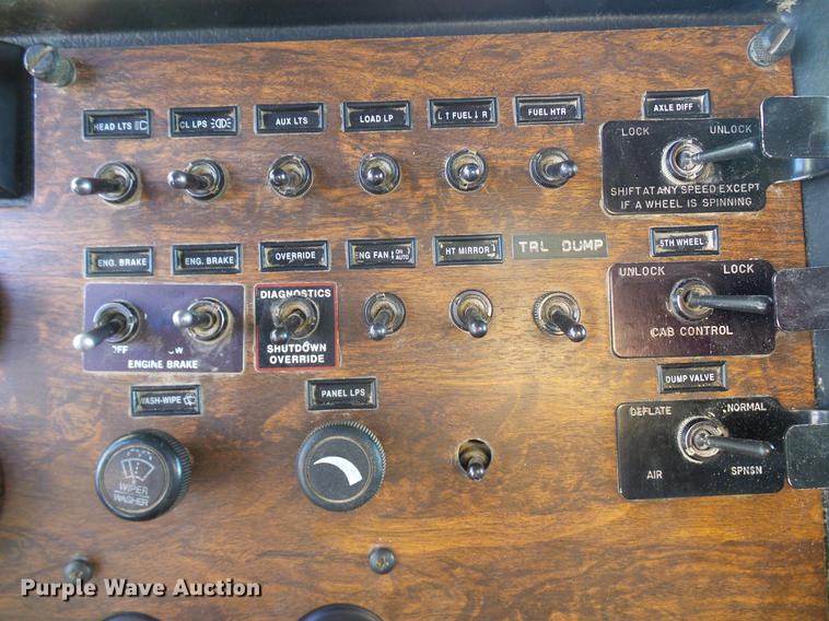 image for item DD5980 1998 Peterbilt 377 semi truck