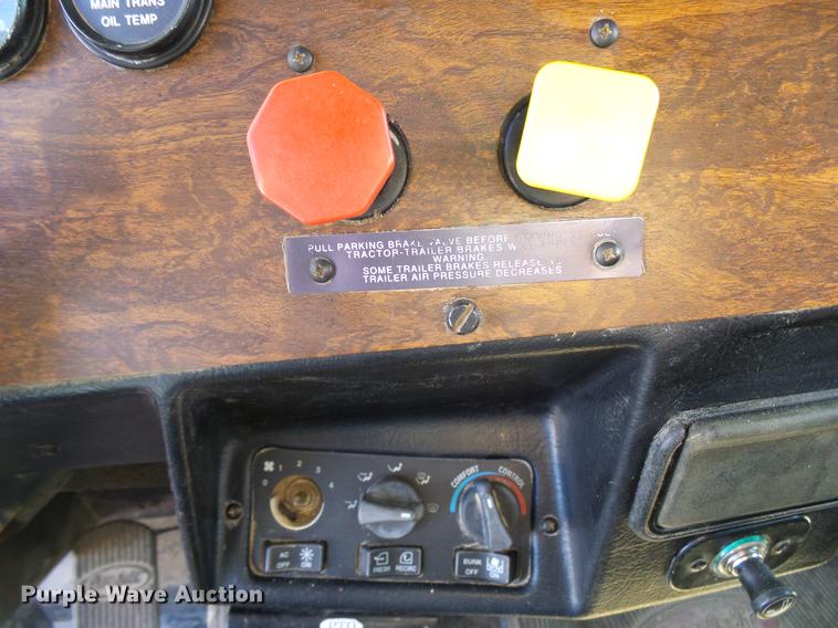 image for item DD5980 1998 Peterbilt 377 semi truck