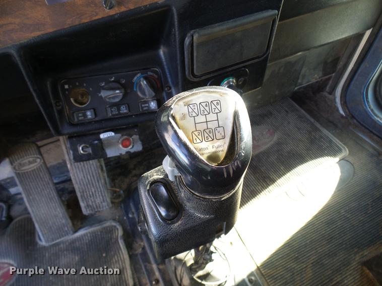 image for item DD5980 1998 Peterbilt 377 semi truck