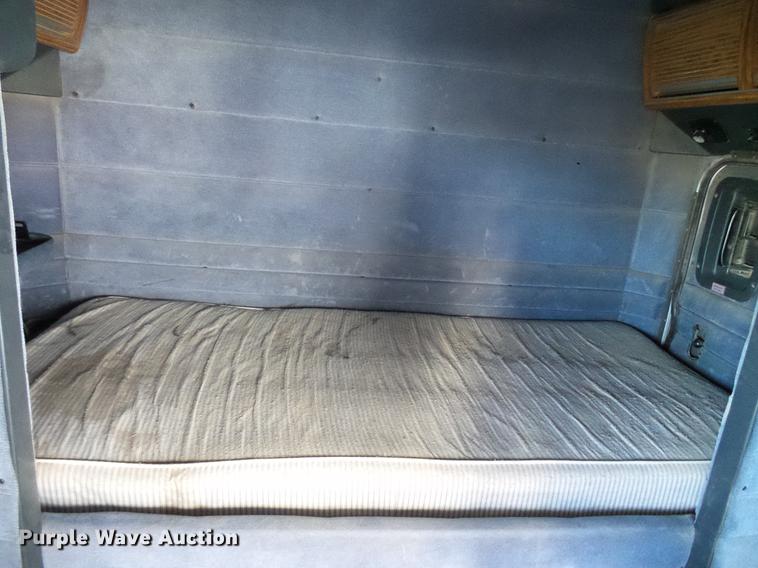 image for item DD5980 1998 Peterbilt 377 semi truck