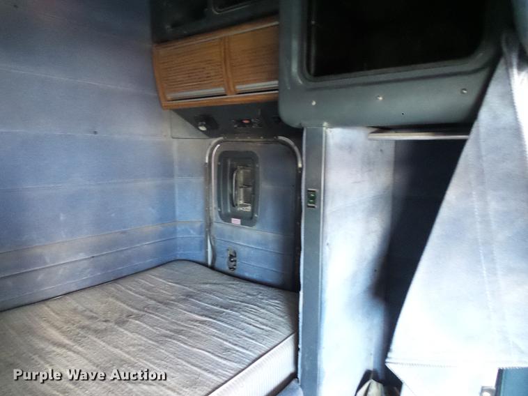 image for item DD5980 1998 Peterbilt 377 semi truck