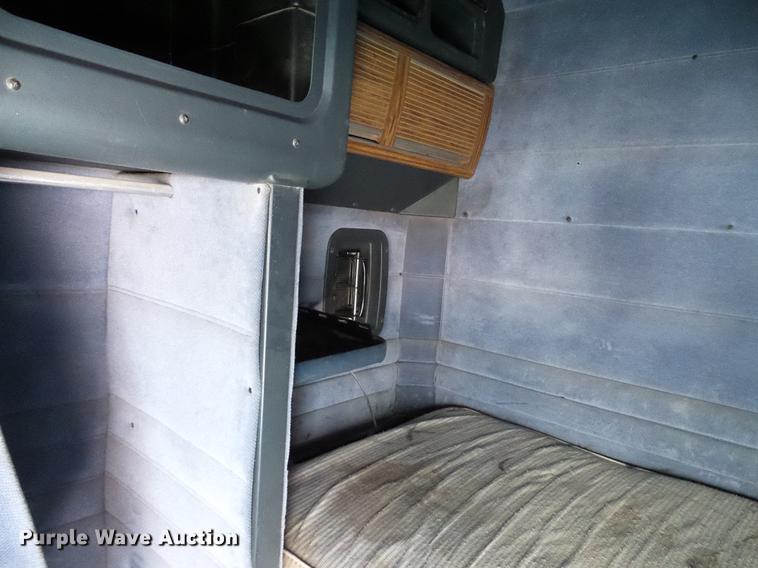 image for item DD5980 1998 Peterbilt 377 semi truck