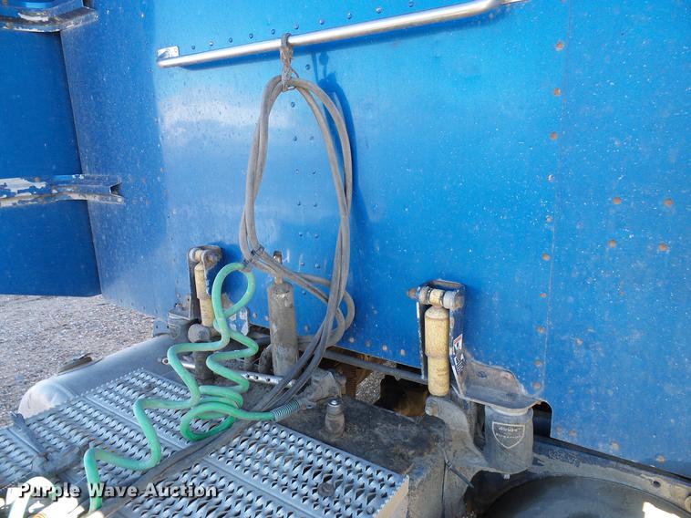 image for item DD5980 1998 Peterbilt 377 semi truck