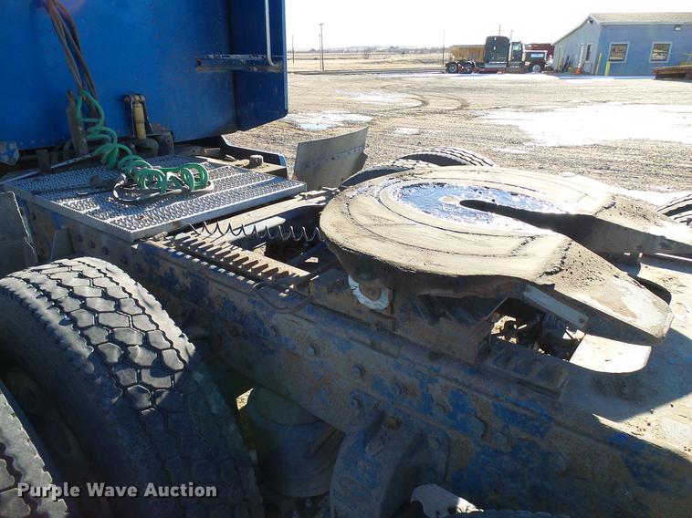 image for item DD5980 1998 Peterbilt 377 semi truck