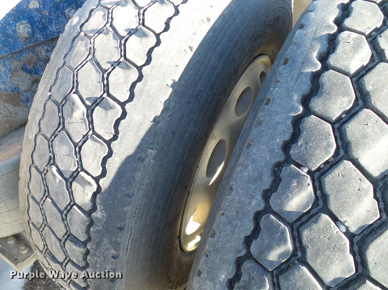 image for item DD5980 1998 Peterbilt 377 semi truck