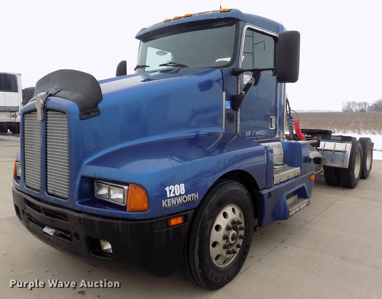 image for item DE0430 1995 Kenworth T600 semi truck