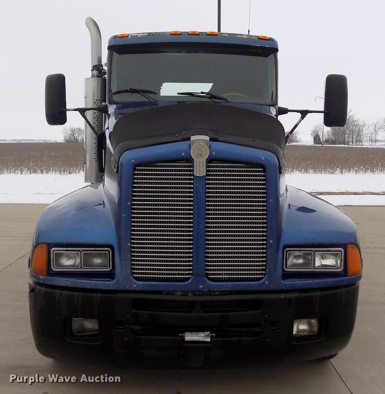 image for item DE0430 1995 Kenworth T600 semi truck