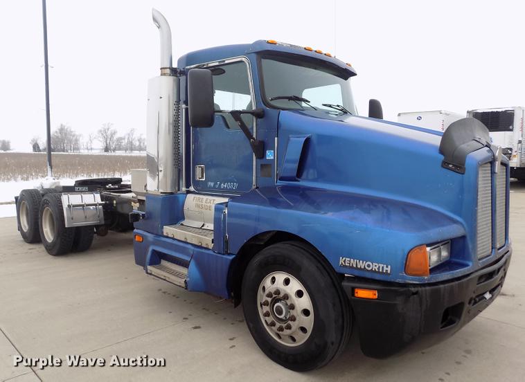 image for item DE0430 1995 Kenworth T600 semi truck