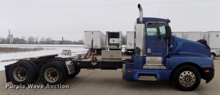 image for item DE0430 1995 Kenworth T600 semi truck