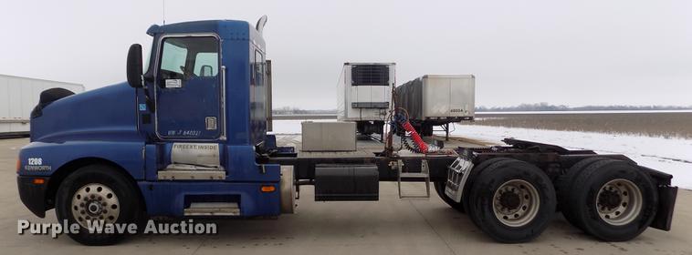 image for item DE0430 1995 Kenworth T600 semi truck