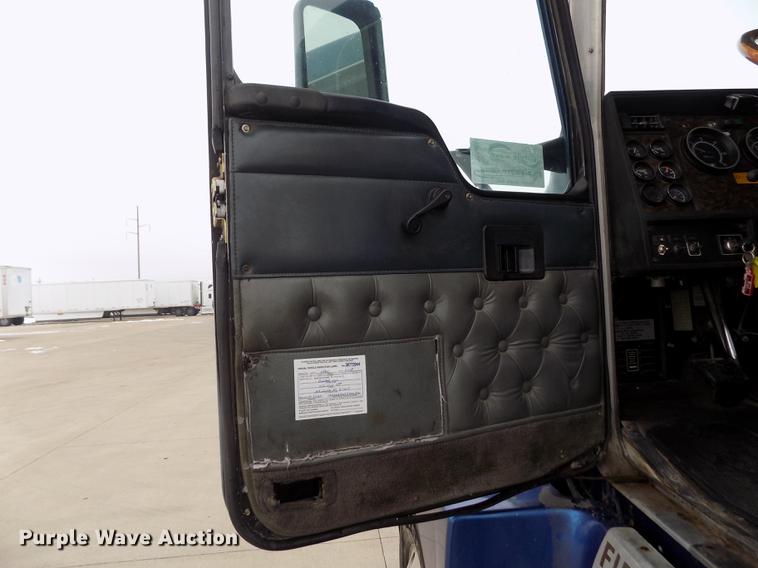 image for item DE0430 1995 Kenworth T600 semi truck