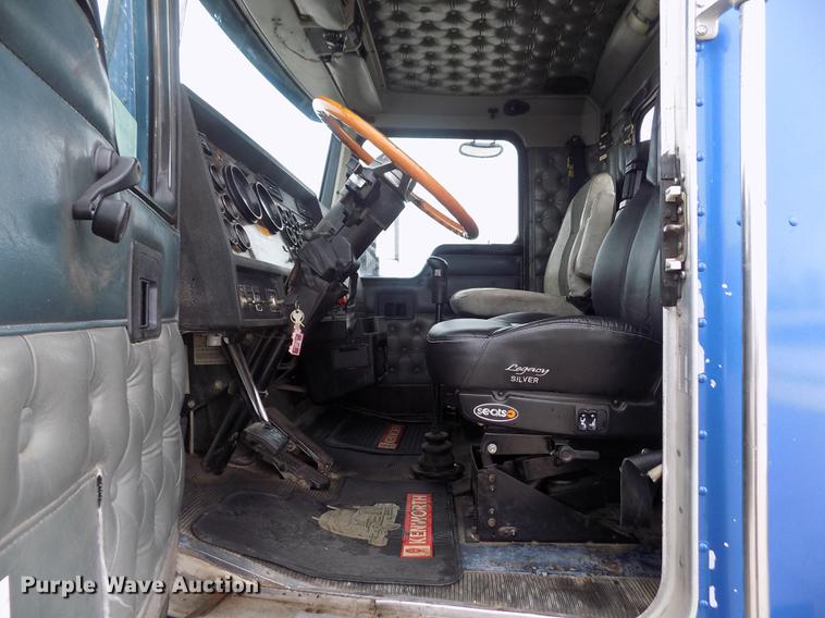 image for item DE0430 1995 Kenworth T600 semi truck