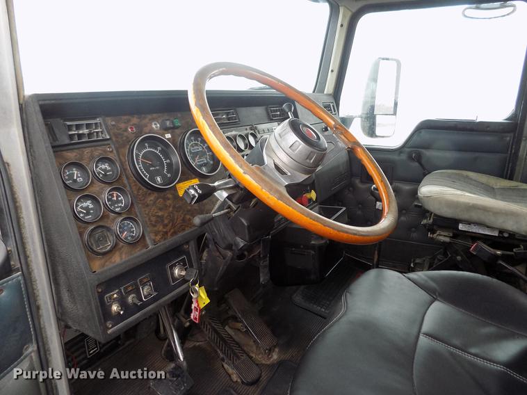 image for item DE0430 1995 Kenworth T600 semi truck
