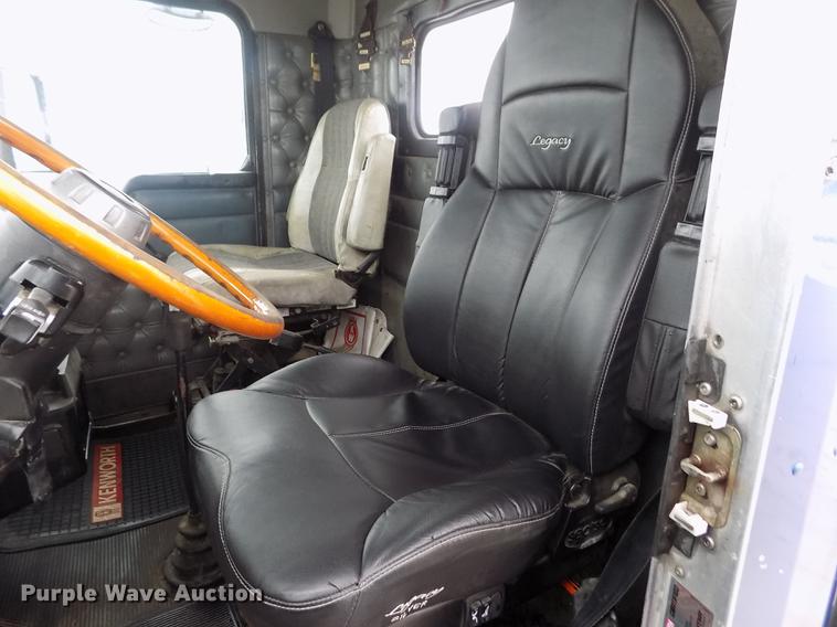 image for item DE0430 1995 Kenworth T600 semi truck