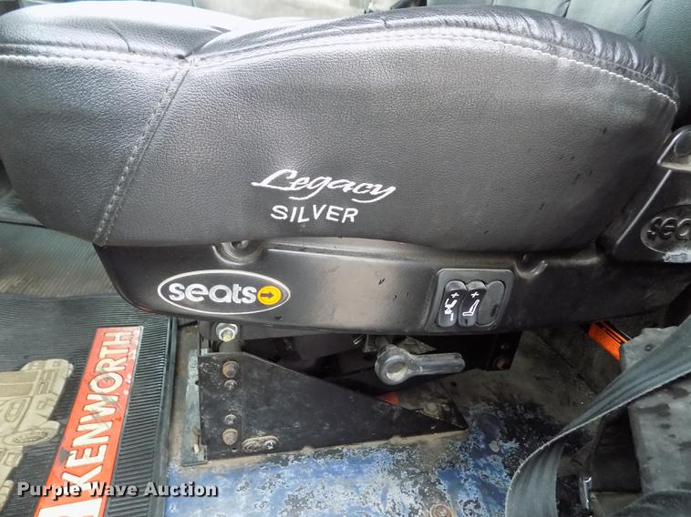 image for item DE0430 1995 Kenworth T600 semi truck