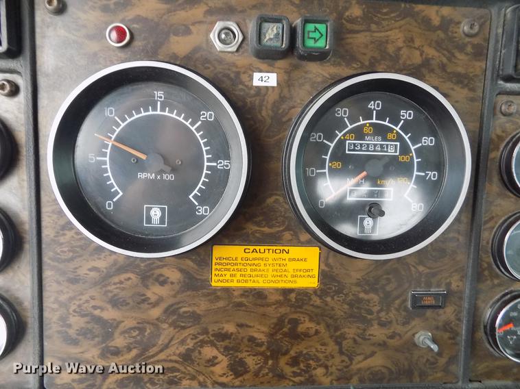 image for item DE0430 1995 Kenworth T600 semi truck
