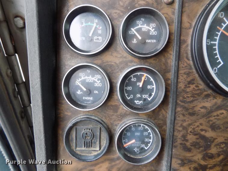 image for item DE0430 1995 Kenworth T600 semi truck