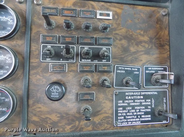 image for item DE0430 1995 Kenworth T600 semi truck