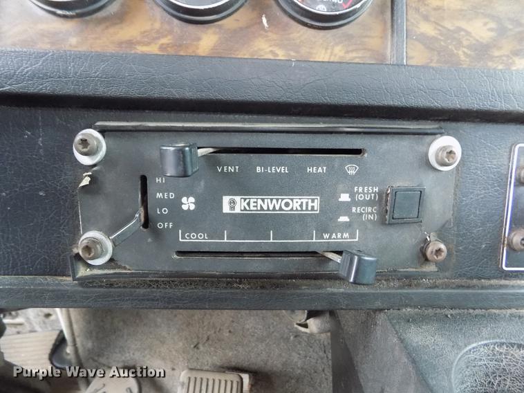 image for item DE0430 1995 Kenworth T600 semi truck