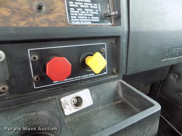 image for item DE0430 1995 Kenworth T600 semi truck