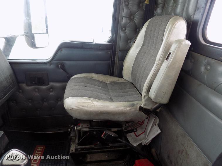 image for item DE0430 1995 Kenworth T600 semi truck