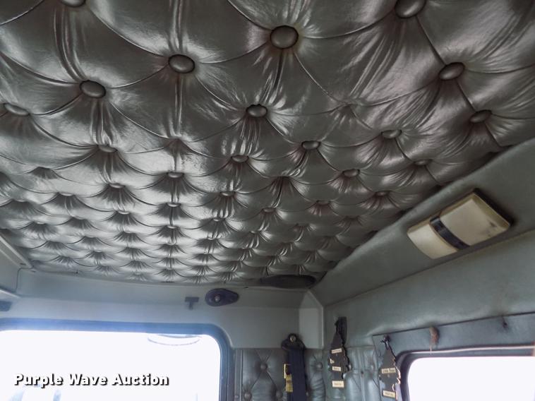 image for item DE0430 1995 Kenworth T600 semi truck