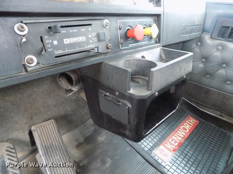 image for item DE0430 1995 Kenworth T600 semi truck