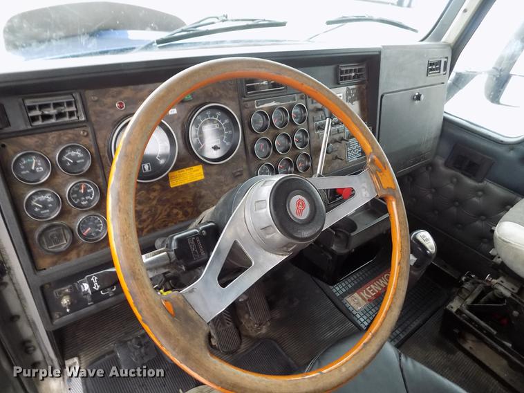 image for item DE0430 1995 Kenworth T600 semi truck