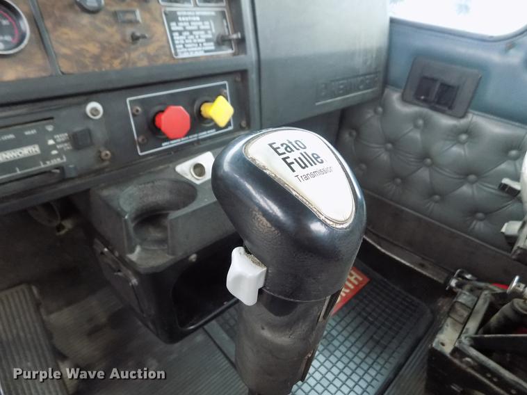 image for item DE0430 1995 Kenworth T600 semi truck