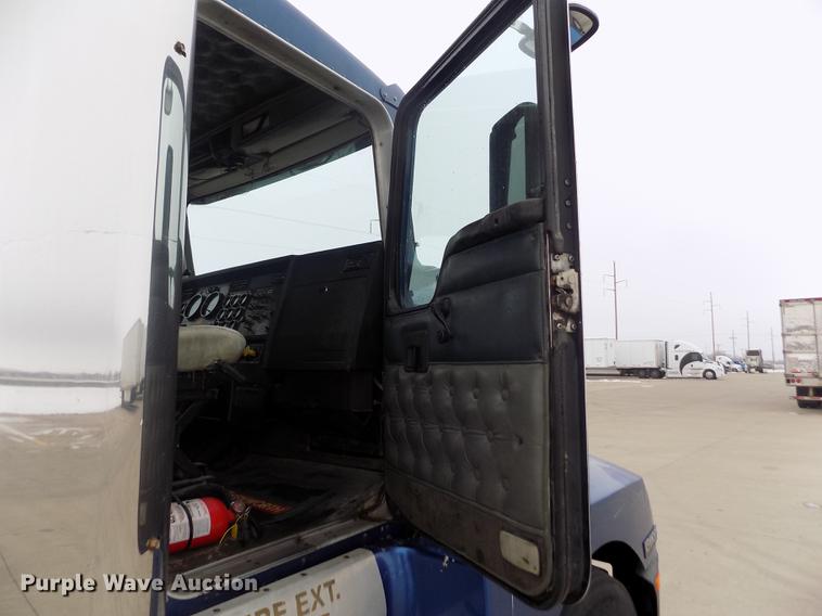 image for item DE0430 1995 Kenworth T600 semi truck