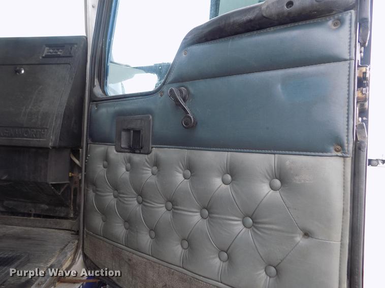 image for item DE0430 1995 Kenworth T600 semi truck