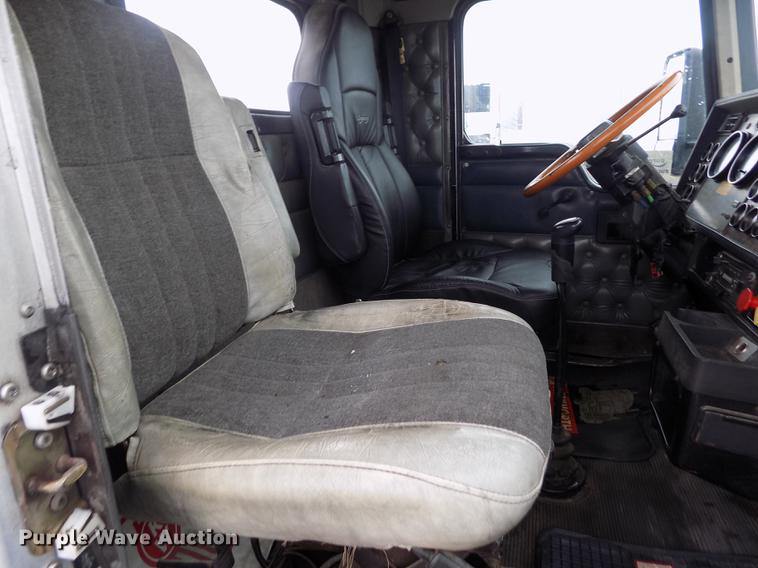 image for item DE0430 1995 Kenworth T600 semi truck