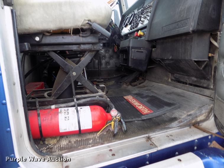 image for item DE0430 1995 Kenworth T600 semi truck