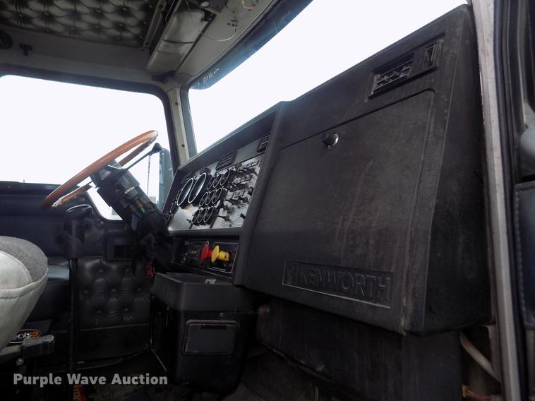 image for item DE0430 1995 Kenworth T600 semi truck
