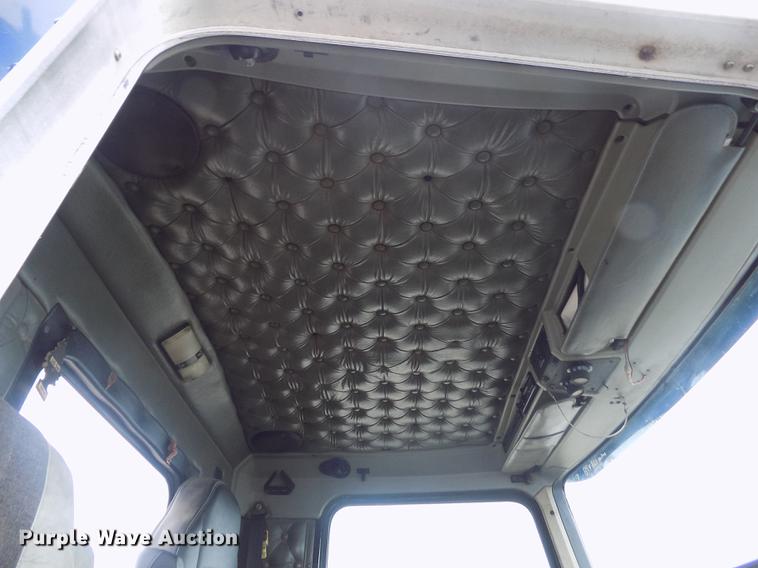 image for item DE0430 1995 Kenworth T600 semi truck