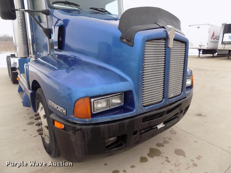 image for item DE0430 1995 Kenworth T600 semi truck