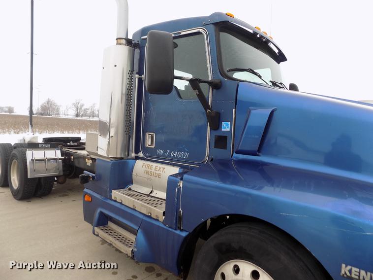 image for item DE0430 1995 Kenworth T600 semi truck