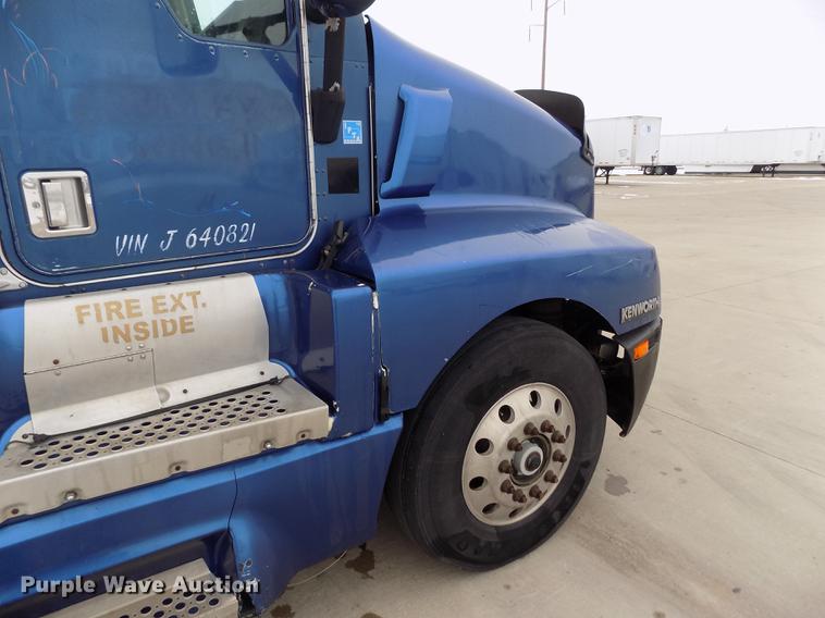 image for item DE0430 1995 Kenworth T600 semi truck