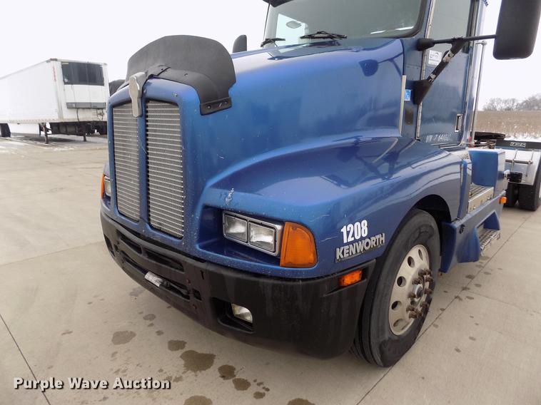 image for item DE0430 1995 Kenworth T600 semi truck