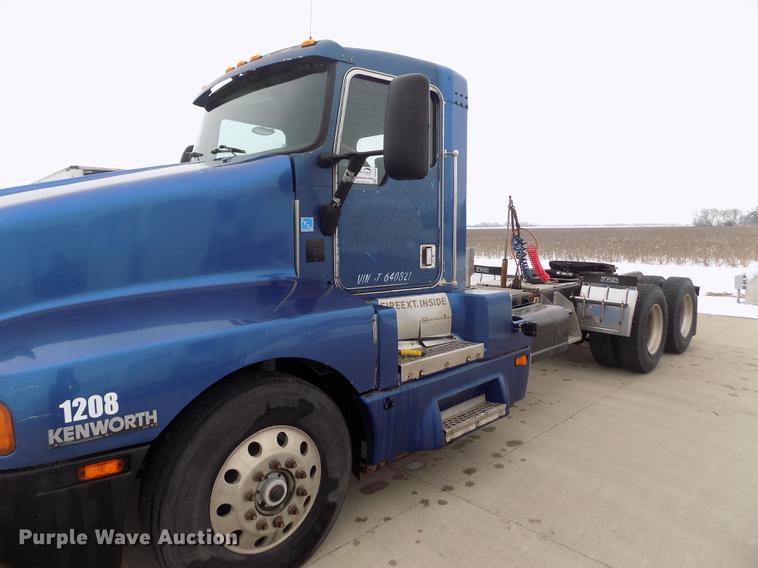 image for item DE0430 1995 Kenworth T600 semi truck