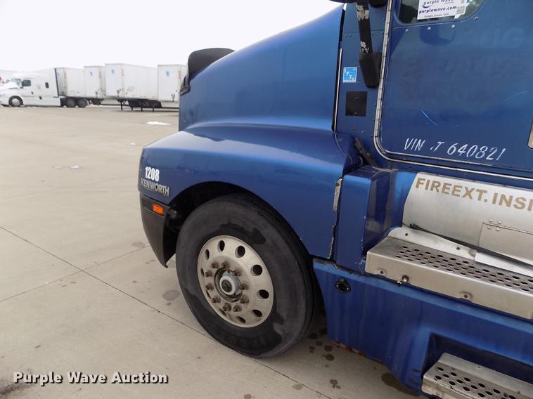 image for item DE0430 1995 Kenworth T600 semi truck