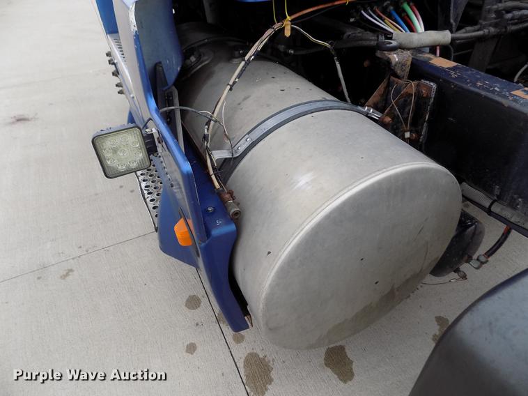 image for item DE0430 1995 Kenworth T600 semi truck