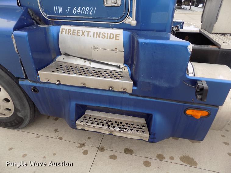 image for item DE0430 1995 Kenworth T600 semi truck