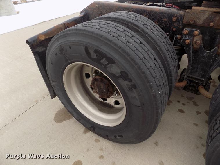 image for item DE0430 1995 Kenworth T600 semi truck