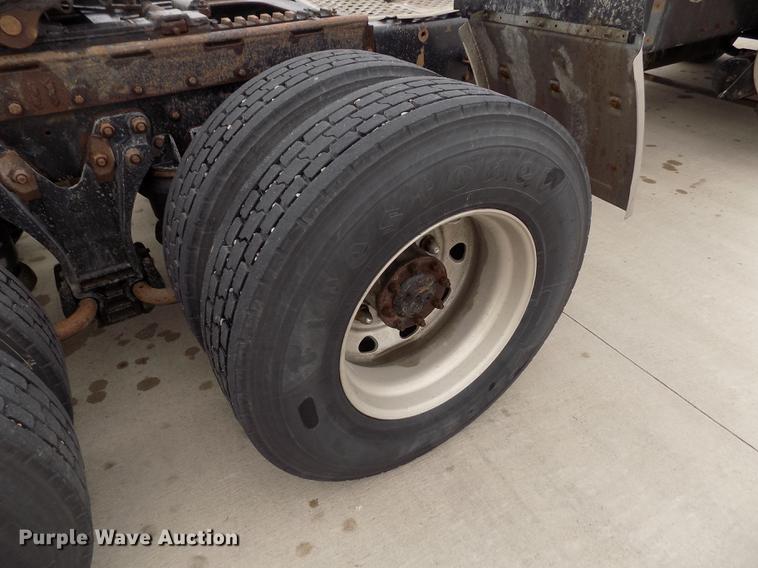 image for item DE0430 1995 Kenworth T600 semi truck