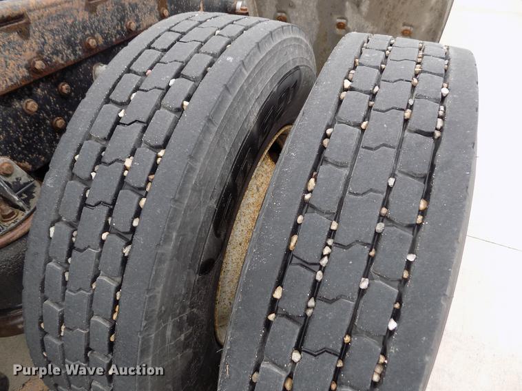 image for item DE0430 1995 Kenworth T600 semi truck