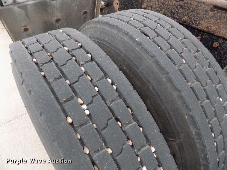 image for item DE0430 1995 Kenworth T600 semi truck