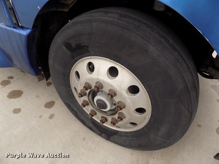 image for item DE0430 1995 Kenworth T600 semi truck